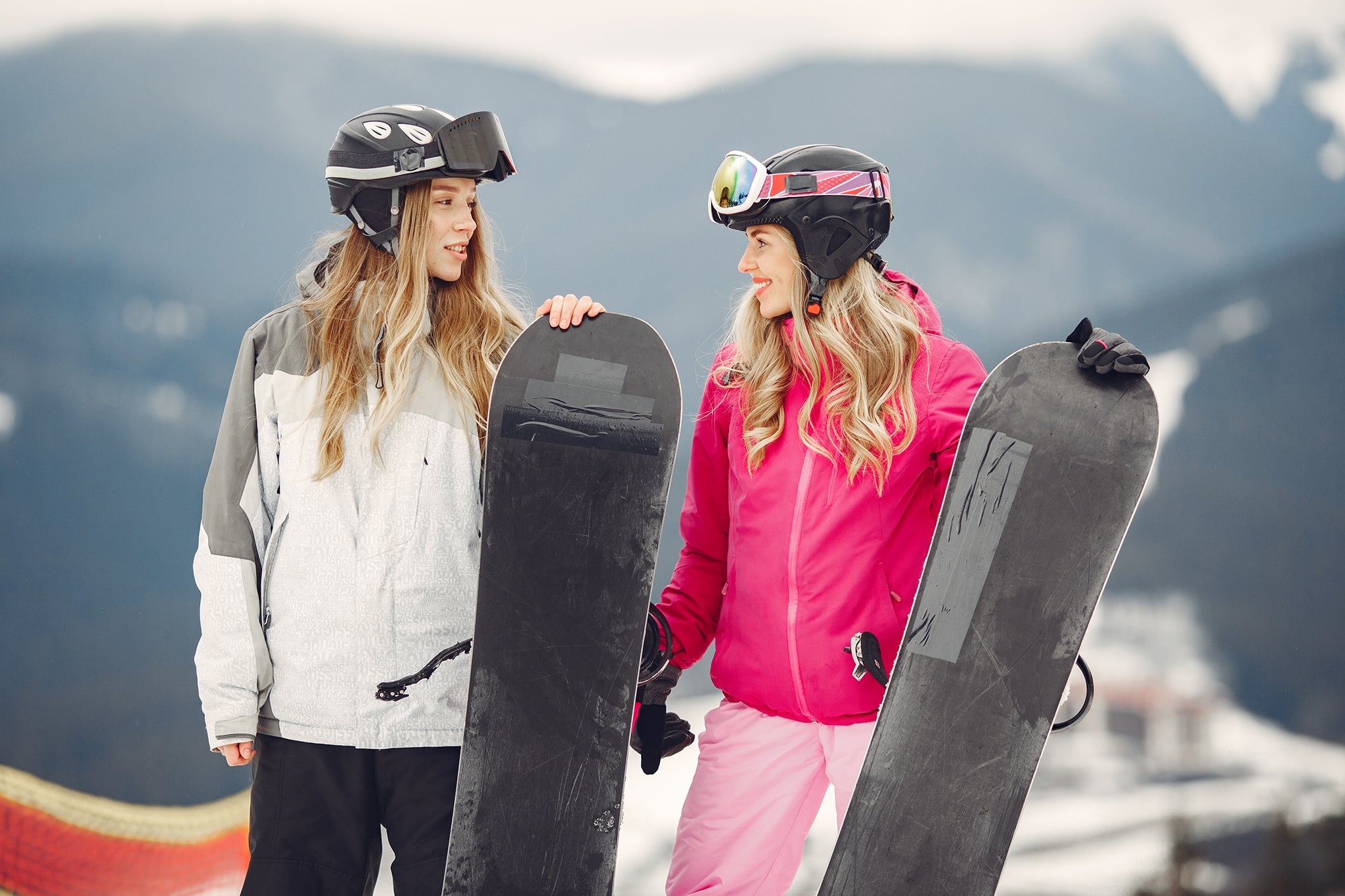 girls-snowboarding-in-the-mountains-with-the-snowb-2024-12-06-06-36-58-utc.jpg