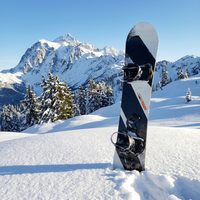 Giini Pyro Obsidian mechanical stomp pad mounted on a snowboard